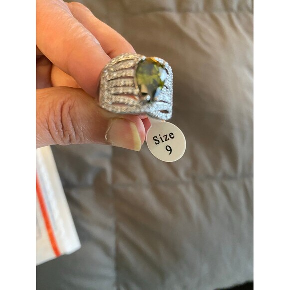 NWT Silver Cubic Zirconia and Peridot Ring Size 9 - Picture 8 of 11